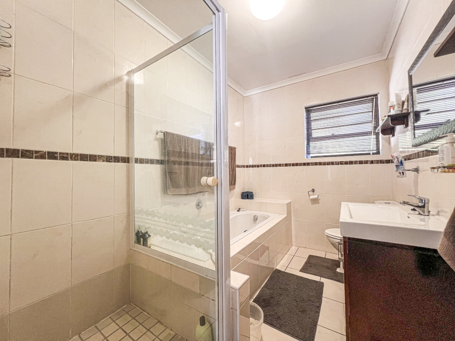 4 Bedroom Property for Sale in Middedorp Western Cape